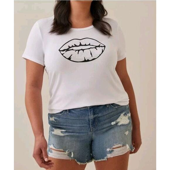 Torrid Perfect Tee Super Soft Iridescent Lips White 4 / 4X / 26 - Picture 3 of 10